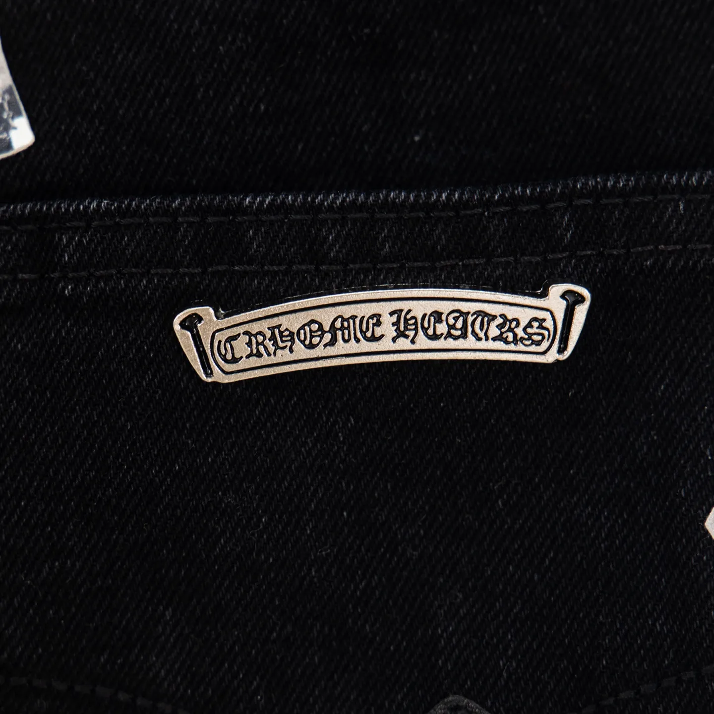 P260 Chrome Hearts Chrome Hearts Black Multi-leather Elements Full of Details Washed Jeans Authentically Restore the Ultimate Vintage Texture Three-Dimensional Fit Loose and Comfortable, Not Slimming Appearing Tall and Slim Made by a Manufacturer Original Quality Control Same Style for Men and Women Can Be Matched for Couples Versatile Recommendations Must-Have Jeans for All Seasons Fashionistas Have Been Disappointed From the Quality Selection of Fabrics, Cutting of Details, and Matching of Patterns, Everything Is Impeccable! The upper body is so handsome when worn...it can be easily worn by men, women and children! The craftsmanship is made of heavy-duty washed pure cotton denim fabric. After washing, it is soft and thick. It is very stylish when worn on the body. Style number: 1775# Color: black Size: 28 30 32 34 36